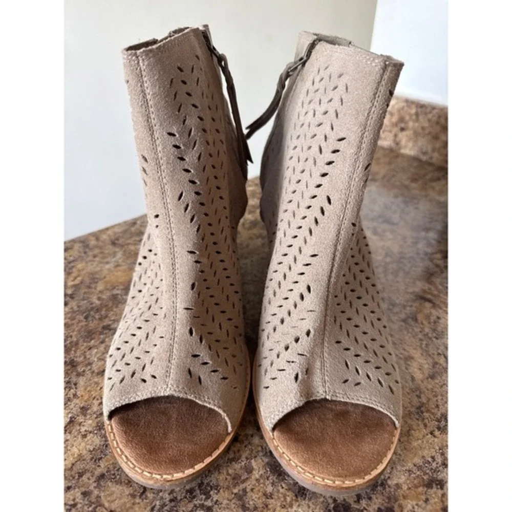 TOMS Majorca Size 10 Peep Toe Booties Desert Taupe Suede Perforated Ankle Boots‎